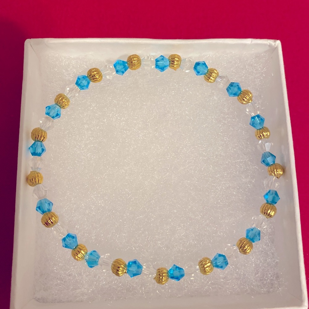 Aqua blue with gold and clear beads stretchable bracelet